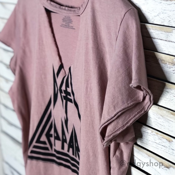 Def Leppard Distressed Choker Cropped Band T-Shirt - Picture 2 of 7